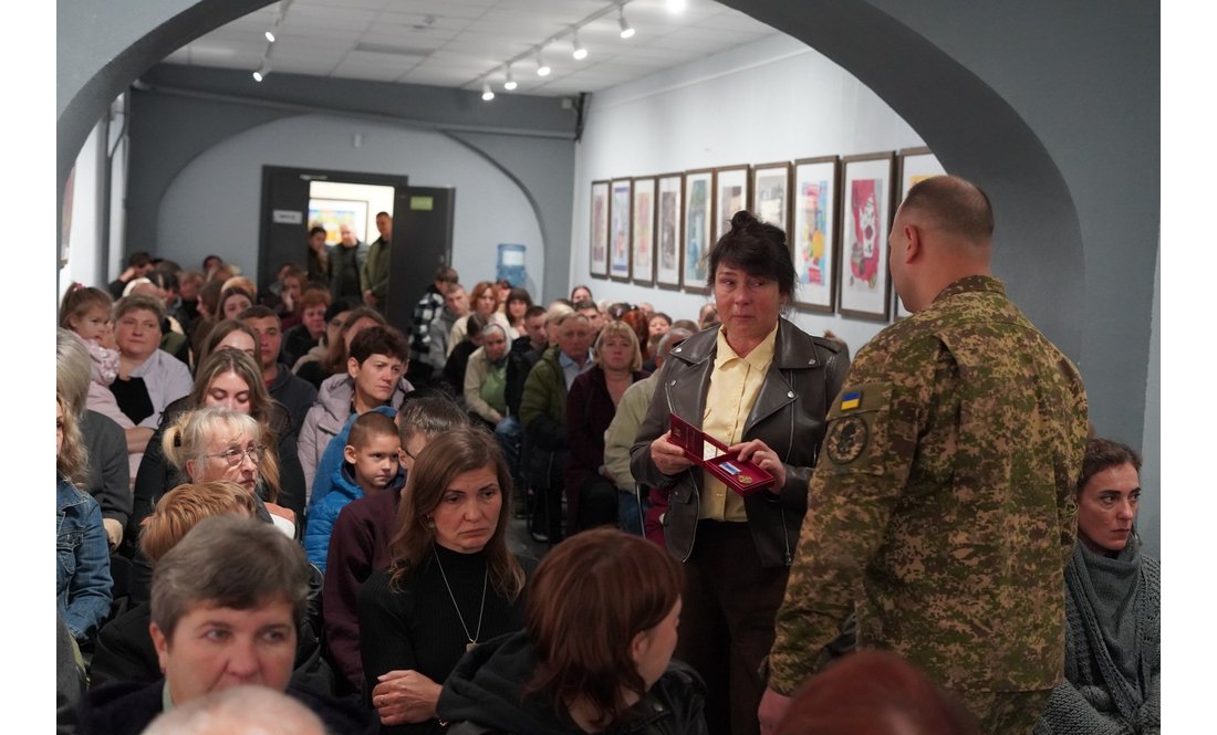 «Їхній голос більше не чути»: 54 родини з Чернігівщини отримали нагороди загиблих захисників