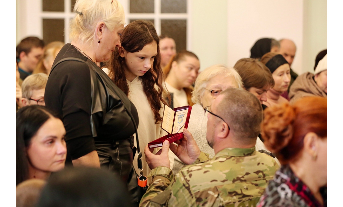 "Ця боротьба триває завдяки їм": родинам захисників із Чернігівщини передали посмертні нагороди