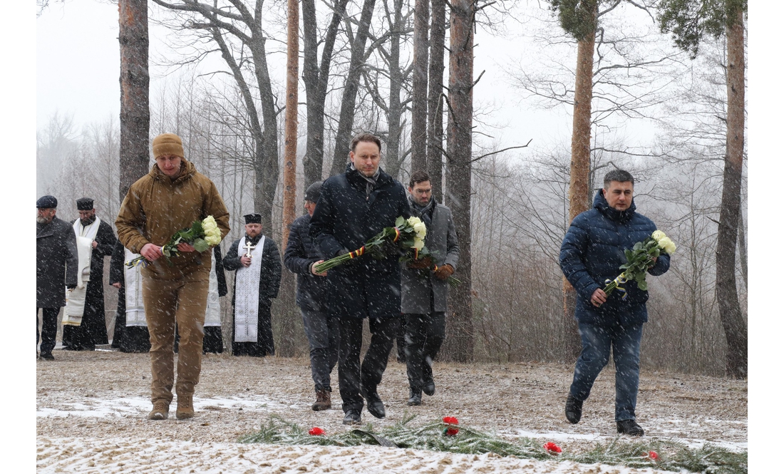 Німці приїхали у Чернігів і відвідали райцентр - вшанували пам'ять жертв Корюківської трагедії