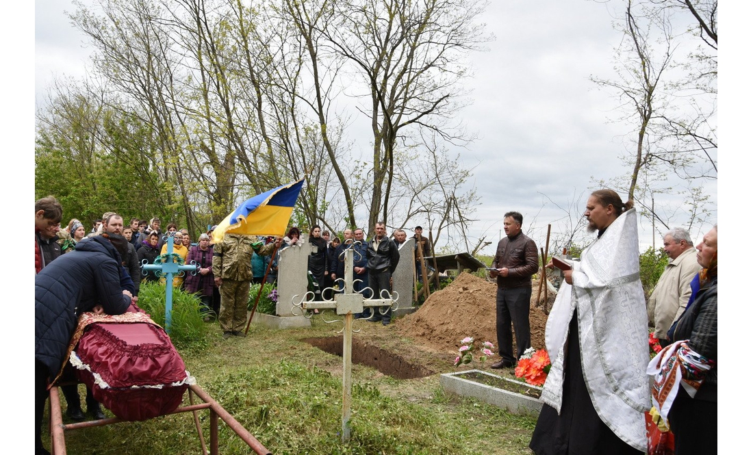 Останній шлях Героя: на Коропщині попрощалися із загиблим під Донецьком бійцем