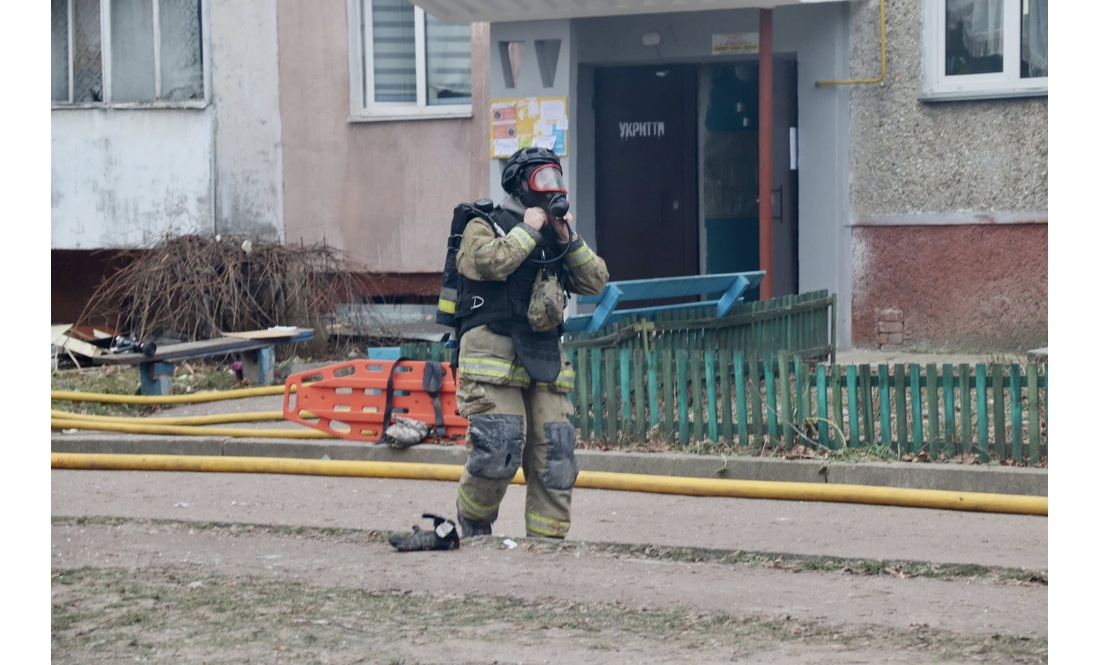 "Люди були вдома": яка ситуація на місці влучання ворожого БпЛА в 5-поверхівку в Чернігові