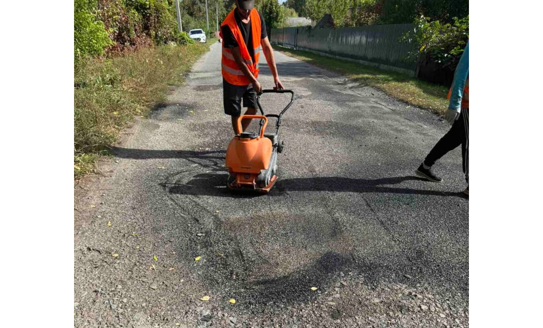 Бізнес взявся латати дороги в громаді