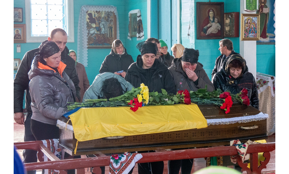 Виховала тітка, залишився брат: громада попрощалася з бійцем, який загинув більше року тому