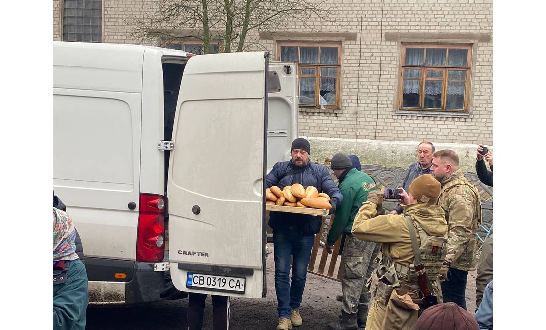 Після звільнення від росіян: у Шестовицю завезли першу гуманітарну допомогу та хліб