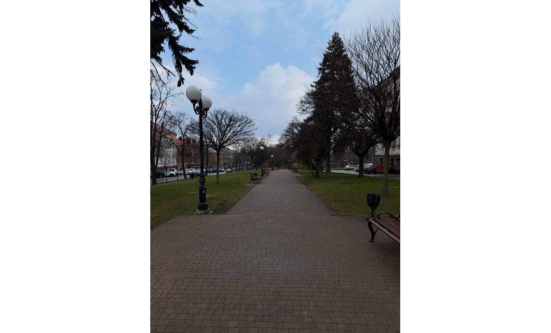 Бачили в кафе з гарною дівчиною: у мережі віруситься пост про поїздку до Чернігова популярного співака та блогера