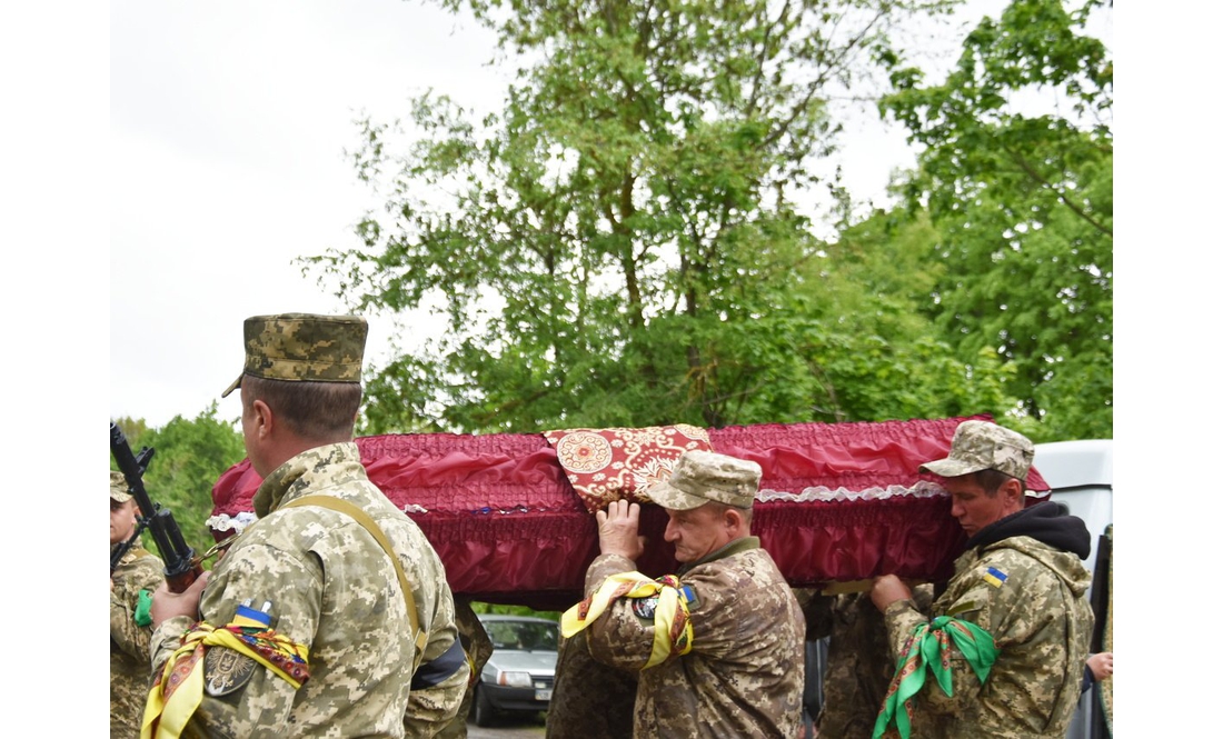 Останній шлях Героя: на Коропщині попрощалися із загиблим під Донецьком бійцем