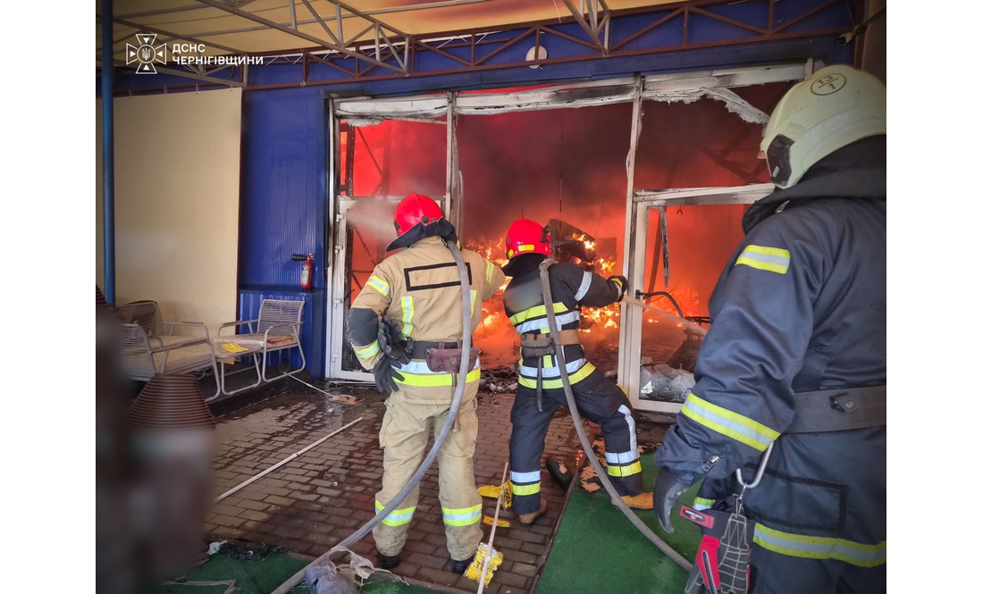 Є постраждалі: рятувальники показали наслідки удару по Епіцентру в Прилуках