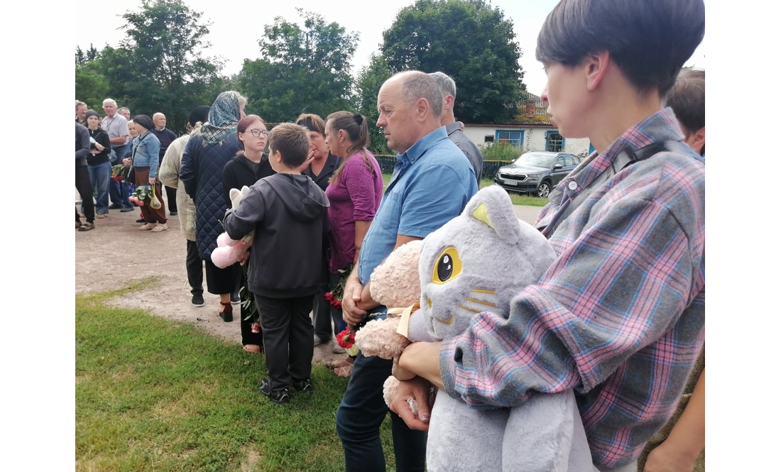 Мама винесла тіло доньки з палаючого АТБ: на Чернігівщині попрощалися з дівчинкою, яка загинула через обстріл