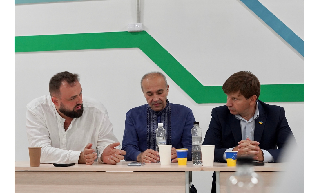 Міністр Безгін на Чернігівщині: про що говорив з прикордонними громадами та хто підписав стяг