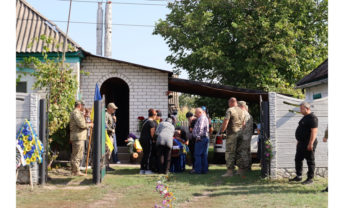 Врятував пʼятьох, а сам загинув: у громаді попрощалися із захисником