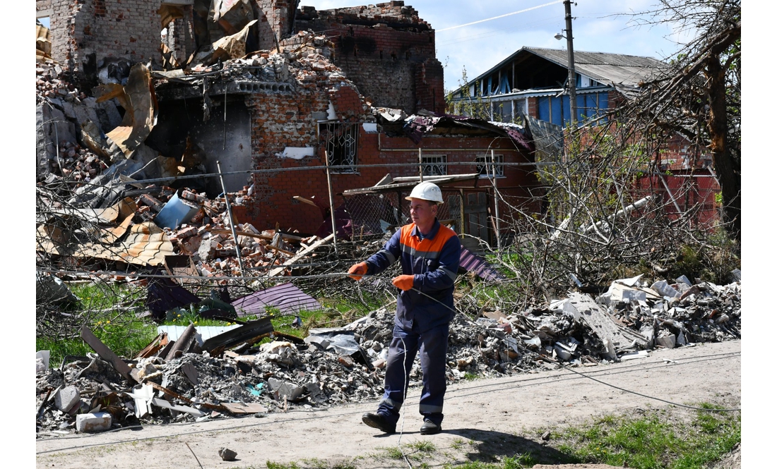 У Чернігові ставлять нові електростовпи на Бобровиці