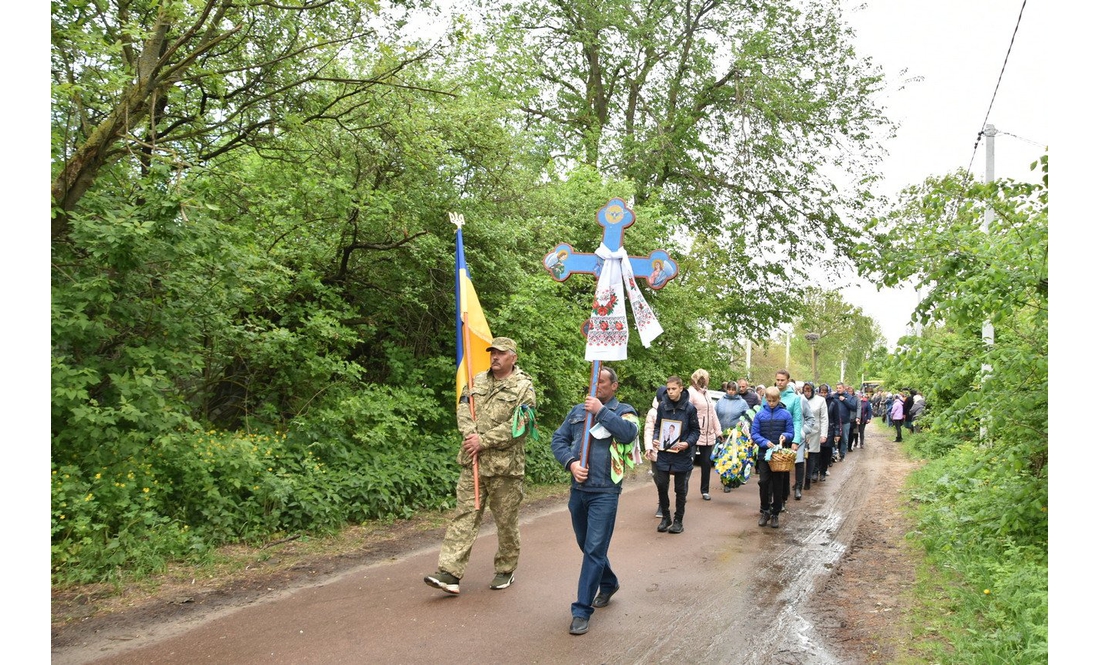 Останній шлях Героя: на Коропщині попрощалися із загиблим під Донецьком бійцем