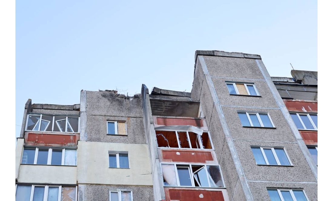 Безперервно працюють екстрені та комунальні служби: ситуація на місцях ударів у Чернігові