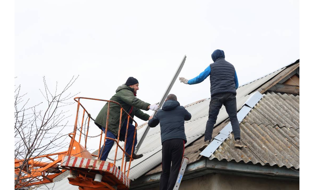 Допомагають небайдужі містяни: як відновлюється Чернігів після обстрілу