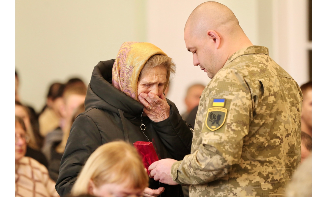 "Ця боротьба триває завдяки їм": родинам захисників із Чернігівщини передали посмертні нагороди