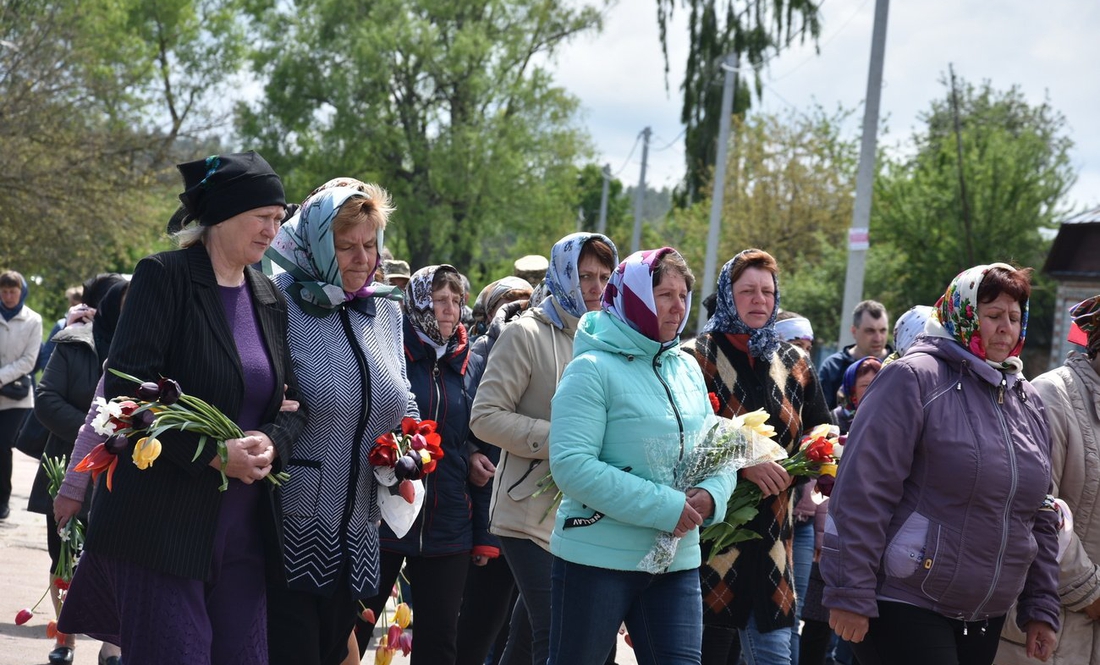 Останній шлях Героя: на Коропщині попрощалися із загиблим під Донецьком бійцем