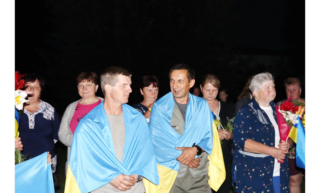 У громаді показали, як зустрічали захисника після обміну та реабілітації