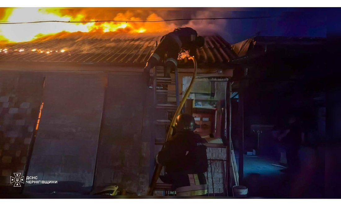 Рятувальники показали фото: пожежі після російських ударів по Чернігівщині