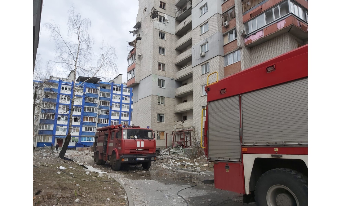 Палаючі будинки та завали: як працюють рятувальники у Чернігові