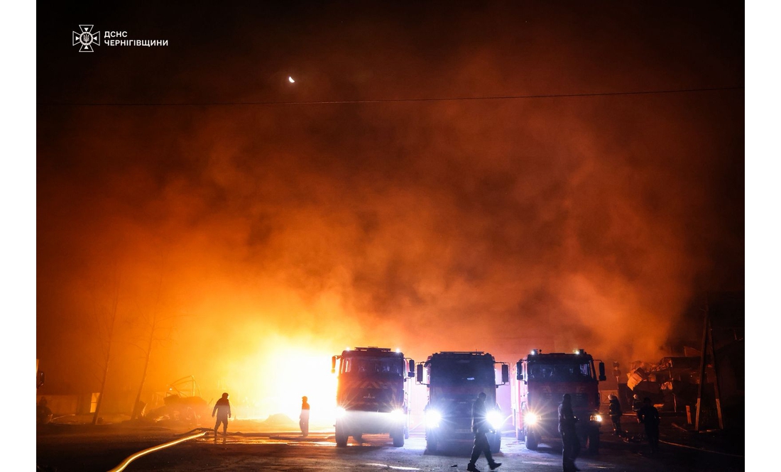 Ворог вдарив по рятувальниках, які гасили пожежу після обстрілу