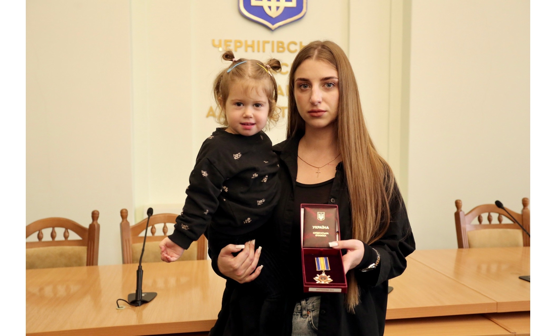 "Ця боротьба триває завдяки їм": родинам захисників із Чернігівщини передали посмертні нагороди