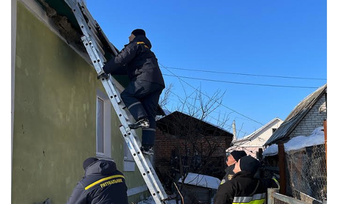 Внаслідок ворожої ракетної атаки пошкоджено десятки будинків у Чернігові