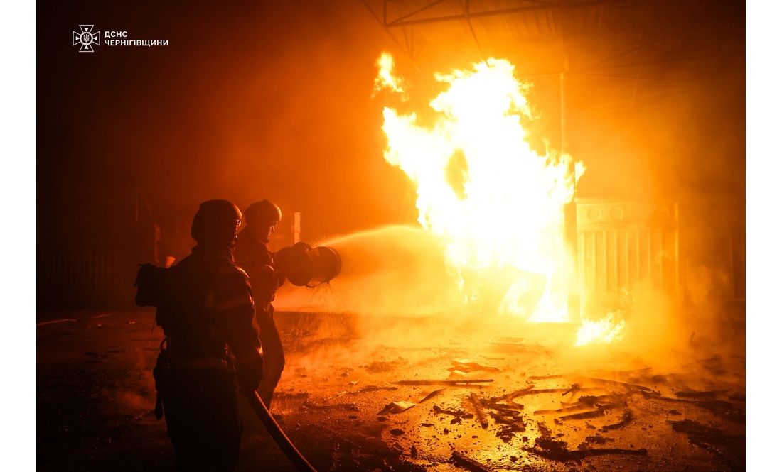 Ворог вдарив по рятувальниках, які гасили пожежу після обстрілу