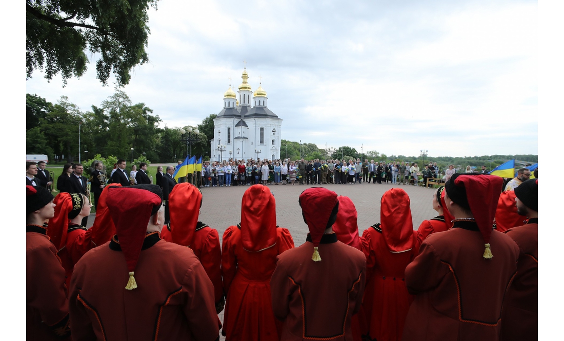 "Це місце для нас – святе": у Чернігові відкрили меморіальний знак на честь Героїв, загиблих у російсько-українській війні