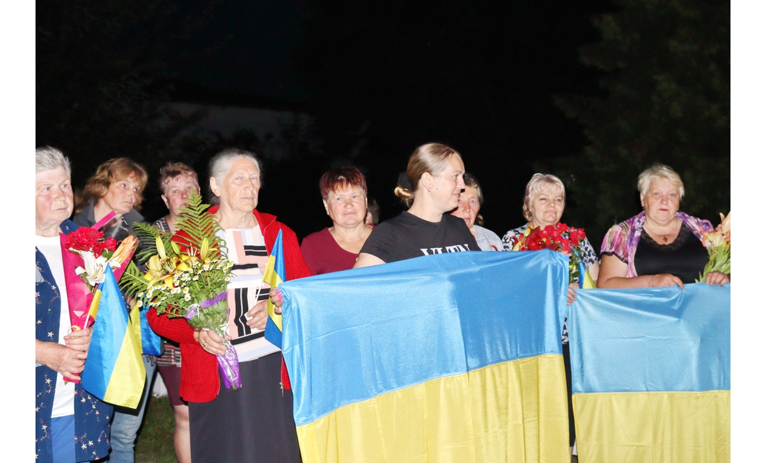 У громаді показали, як зустрічали захисника після обміну та реабілітації