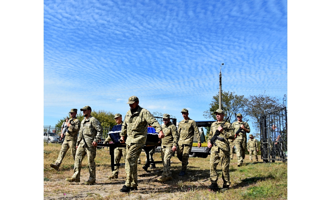На Чернігівщині земляки провели в останню путь 39-річного воїна — рідних у нього не залишилося