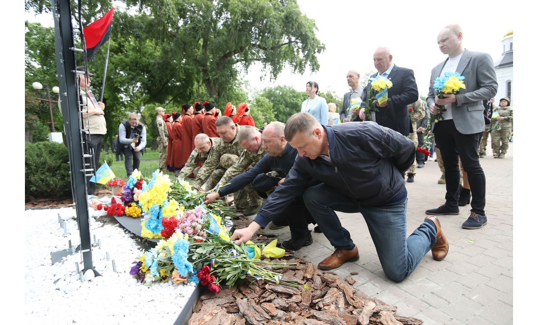 "Це місце для нас – святе": у Чернігові відкрили меморіальний знак на честь Героїв, загиблих у російсько-українській війні