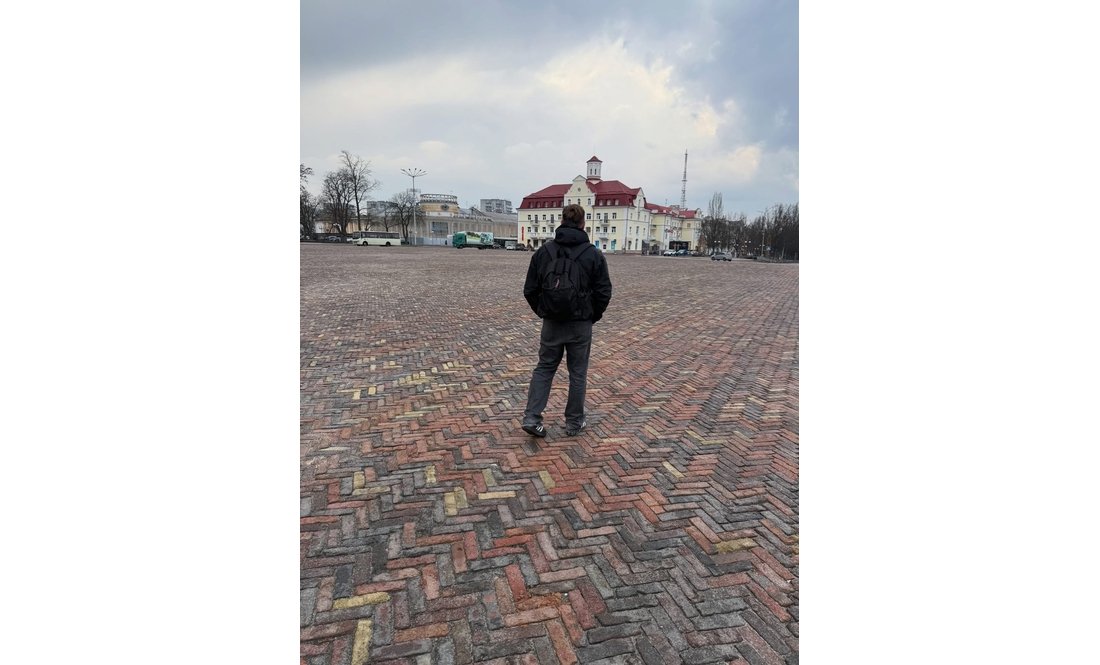 Бачили в кафе з гарною дівчиною: у мережі віруситься пост про поїздку до Чернігова популярного співака та блогера