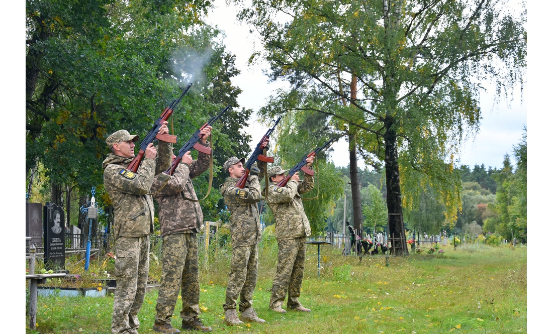 У Коропській громаді попрощались із Захисником: загинув на Херсонщині