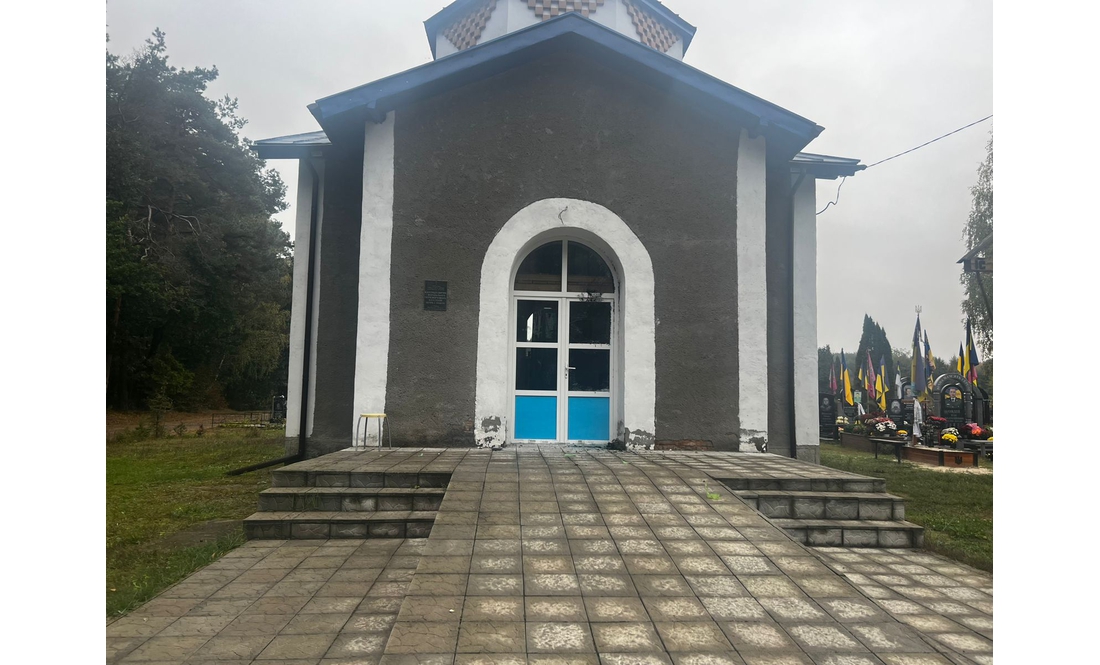 На Чернігівщині вандали понівечили могили захисників та розтрощили капличку