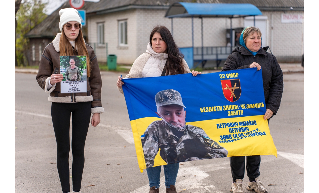 "Тяжка ноша чекати": у селищі пройшла мирна акція на підтримку полонених і зниклих бійців