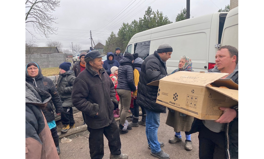 Після звільнення від росіян: у Шестовицю завезли першу гуманітарну допомогу та хліб