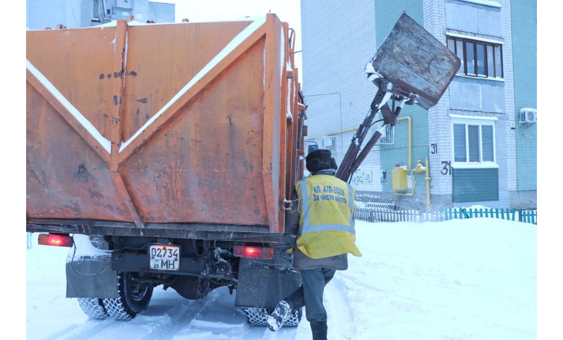 У Чернігові випало 14 см снігу за добу: місто чистять спецмашини та трактори