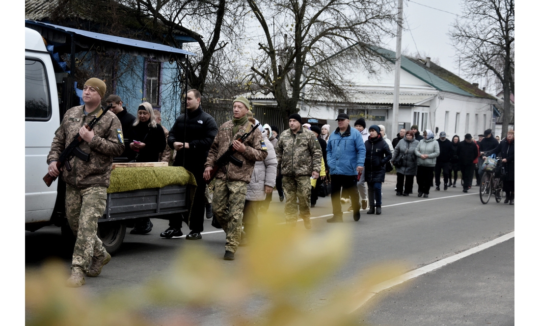 Народився в рф - загинув за Україну: у громаді поховали захисника, який служив менше року