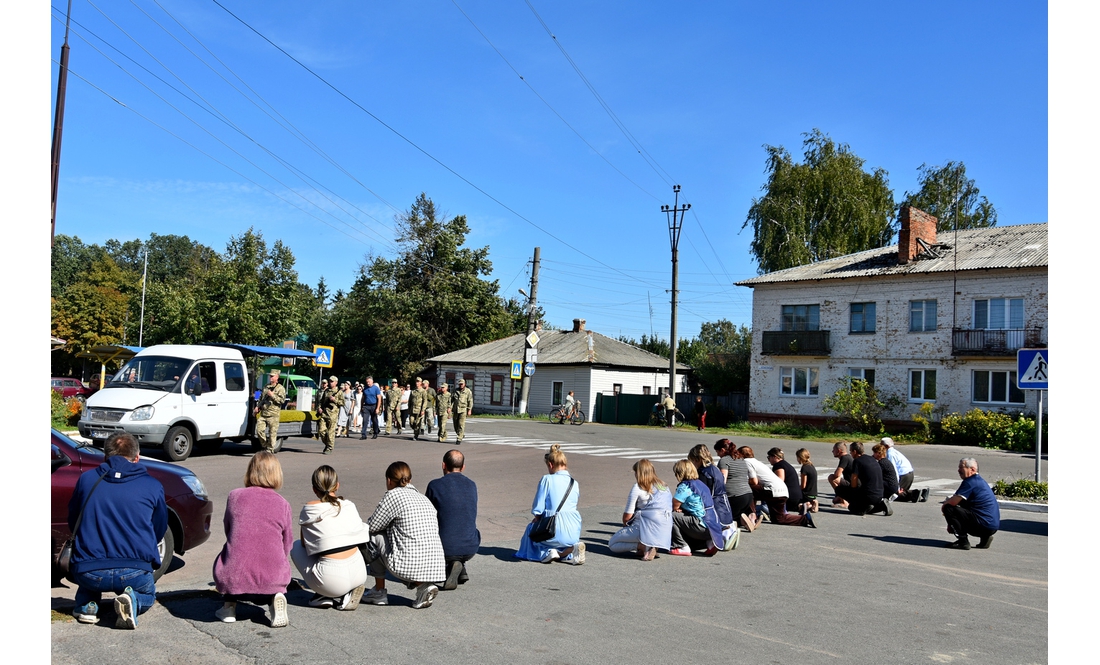 На Чернігівщині земляки провели в останню путь 39-річного воїна — рідних у нього не залишилося