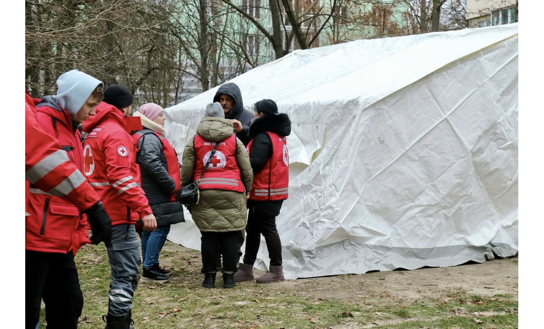 "Люди були вдома": яка ситуація на місці влучання ворожого БпЛА в 5-поверхівку в Чернігові