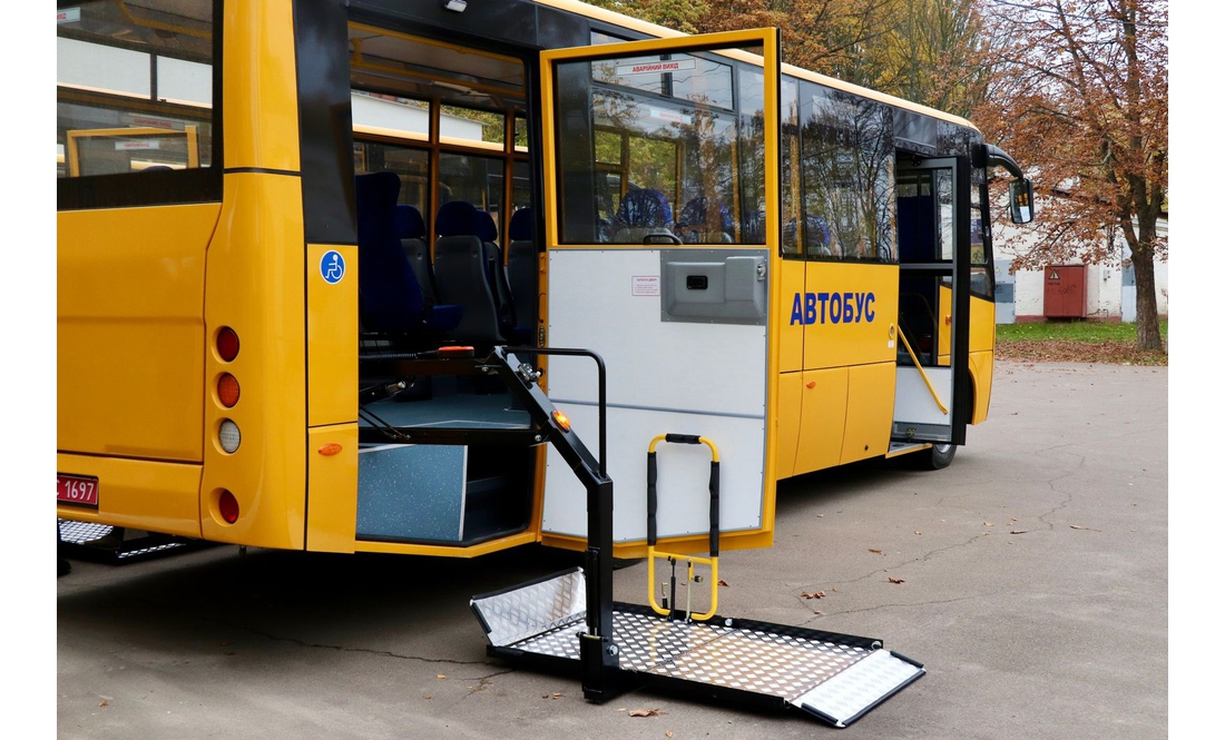 Рекордні кошти на автобуси й укриття, реформа харчування: освітня галузь Чернігівщини у 2025