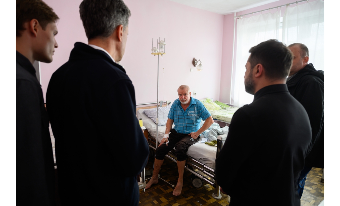 Не залишилося нікого з рідних і немає дому: Зеленський відвідав постраждалих у Прилуках