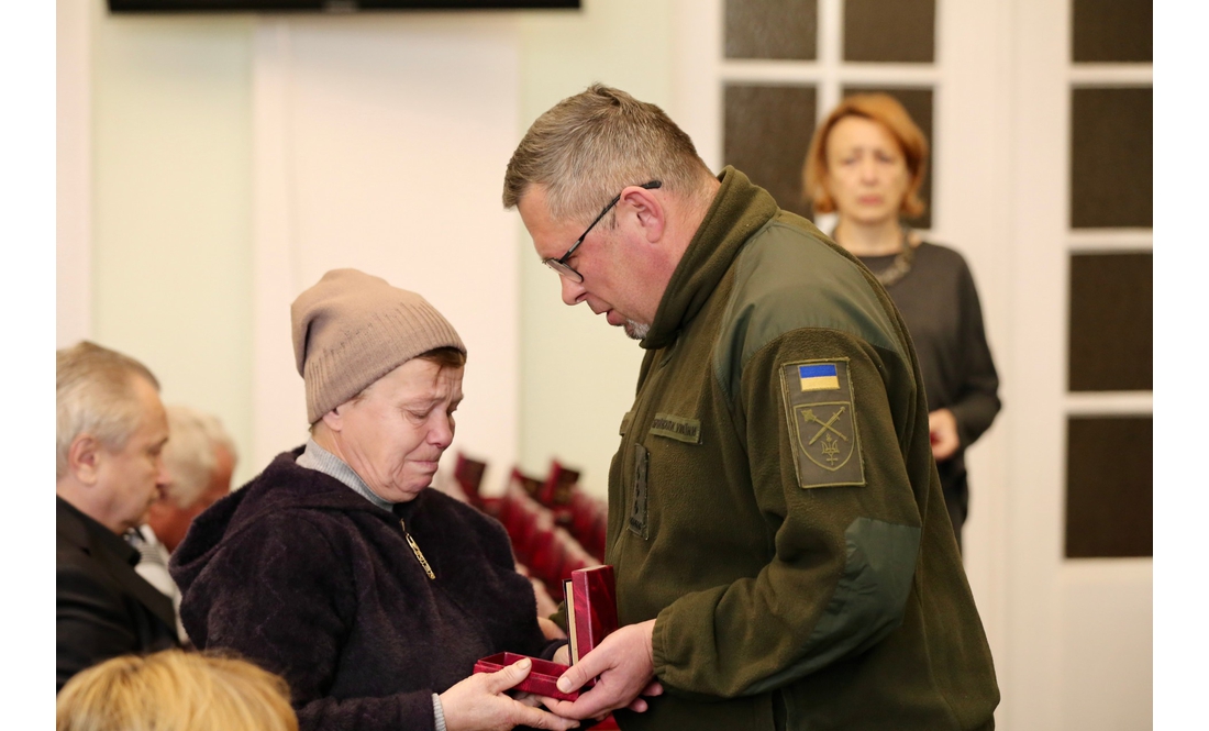 "Ця боротьба триває завдяки їм": родинам захисників із Чернігівщини передали посмертні нагороди