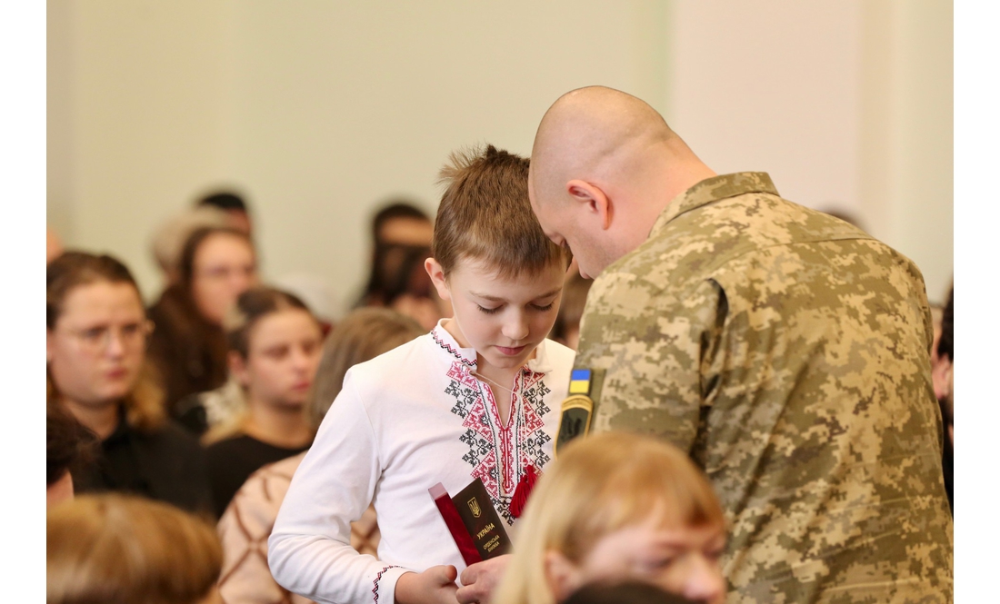 "Ця боротьба триває завдяки їм": родинам захисників із Чернігівщини передали посмертні нагороди