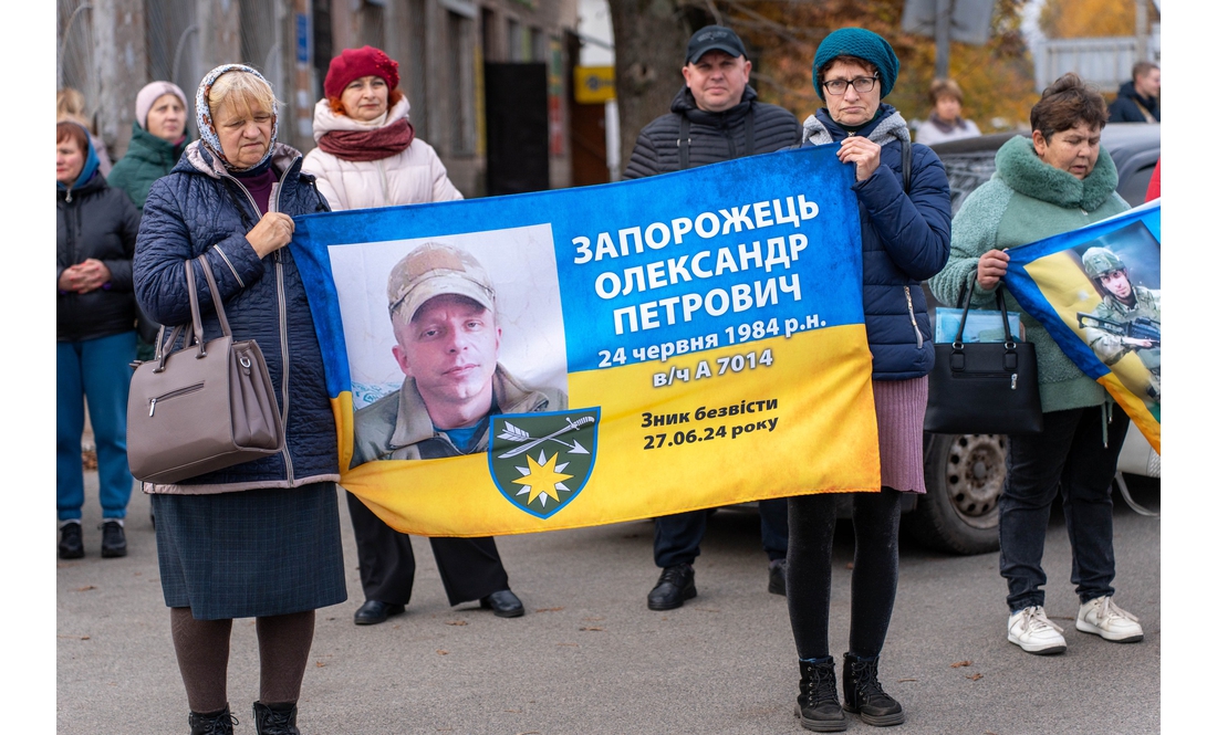 "Тяжка ноша чекати": у селищі пройшла мирна акція на підтримку полонених і зниклих бійців