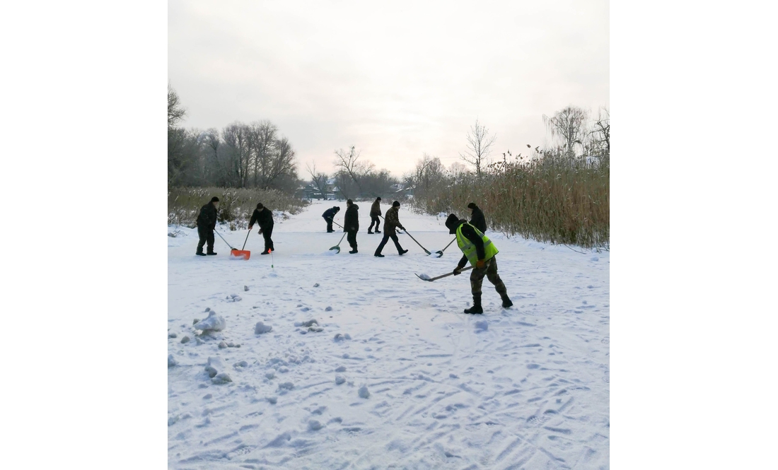 У селищі на Чернігівщині облаштували ковзанку