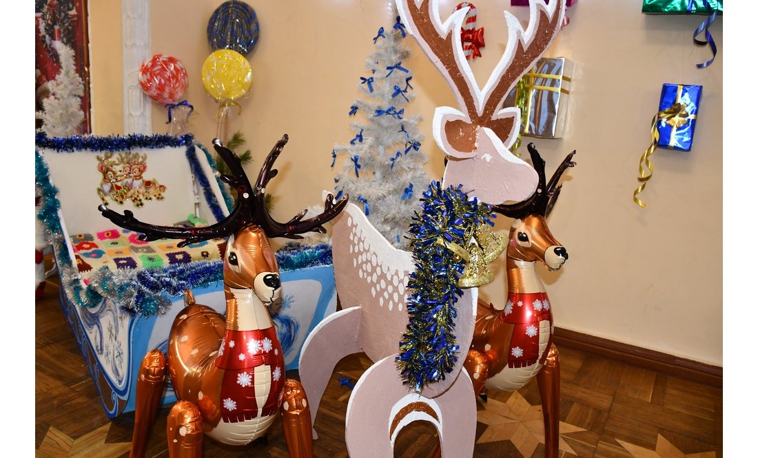 Концертмейстер став ніжинським святим Миколаєм: які подарунки просять діти