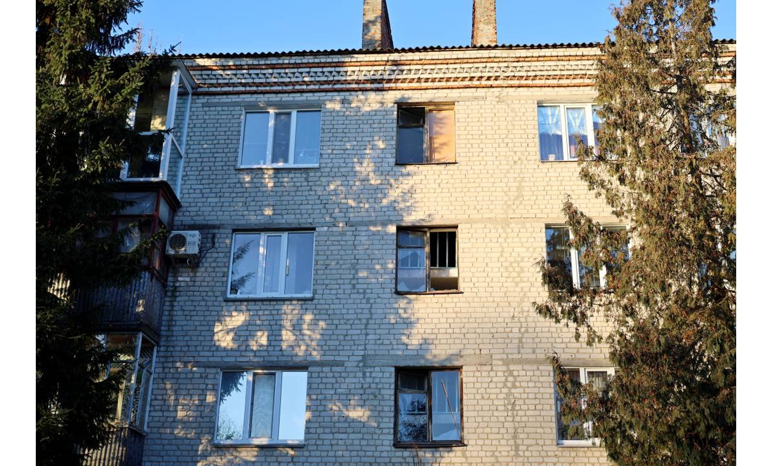 Безперервно працюють екстрені та комунальні служби: ситуація на місцях ударів у Чернігові