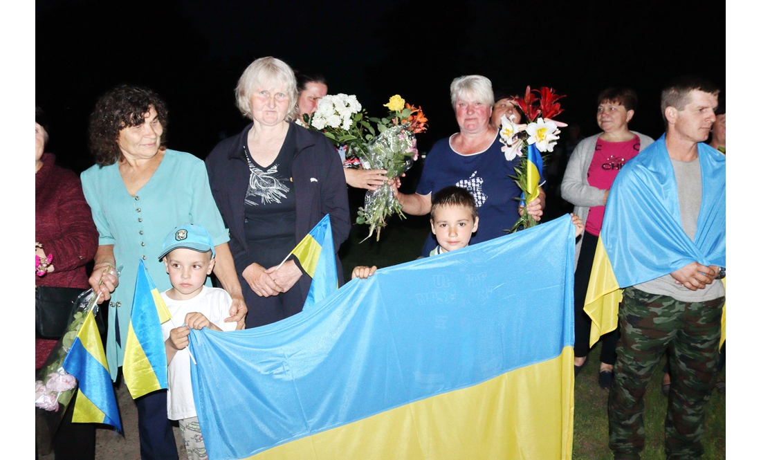 У громаді показали, як зустрічали захисника після обміну та реабілітації