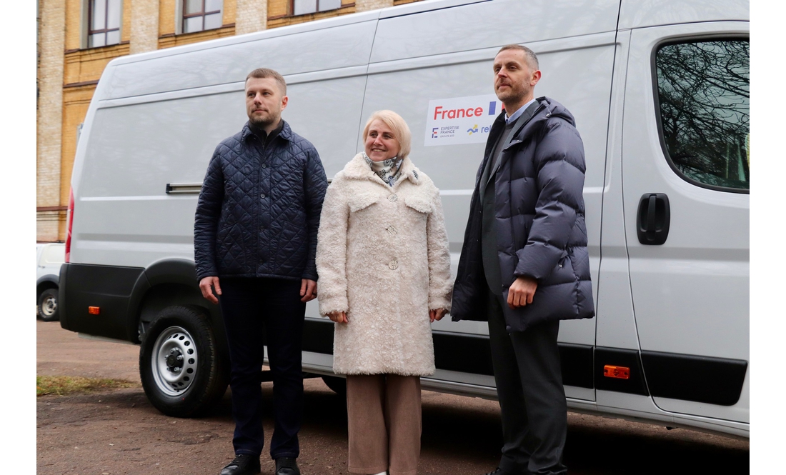 Три громади Чернігівщини отримали фургони від Франції